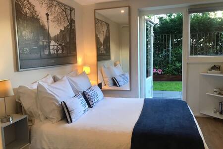 Ensuite bathroom, great location