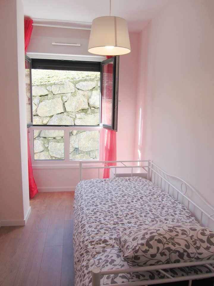 Jednokrevetna soba s ormarom i noćnim ormarićem