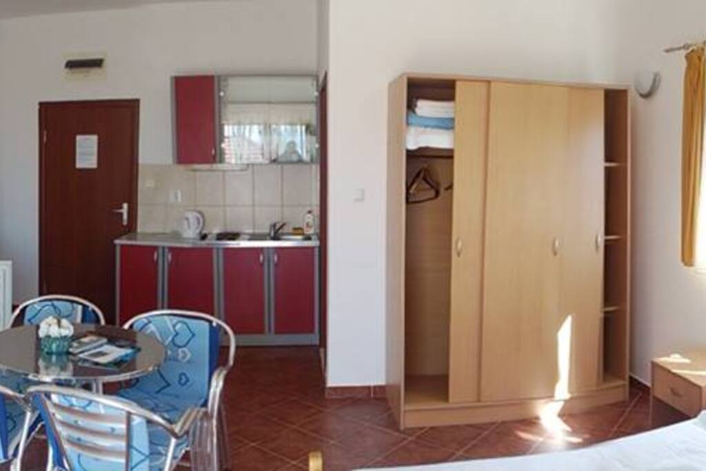 cetvorokrevetni apartman, namjestena kuhinja, kuvalo, krpe, sundjer i tecnost za posudje, escajg, tanjiri, serpe, tiganj...