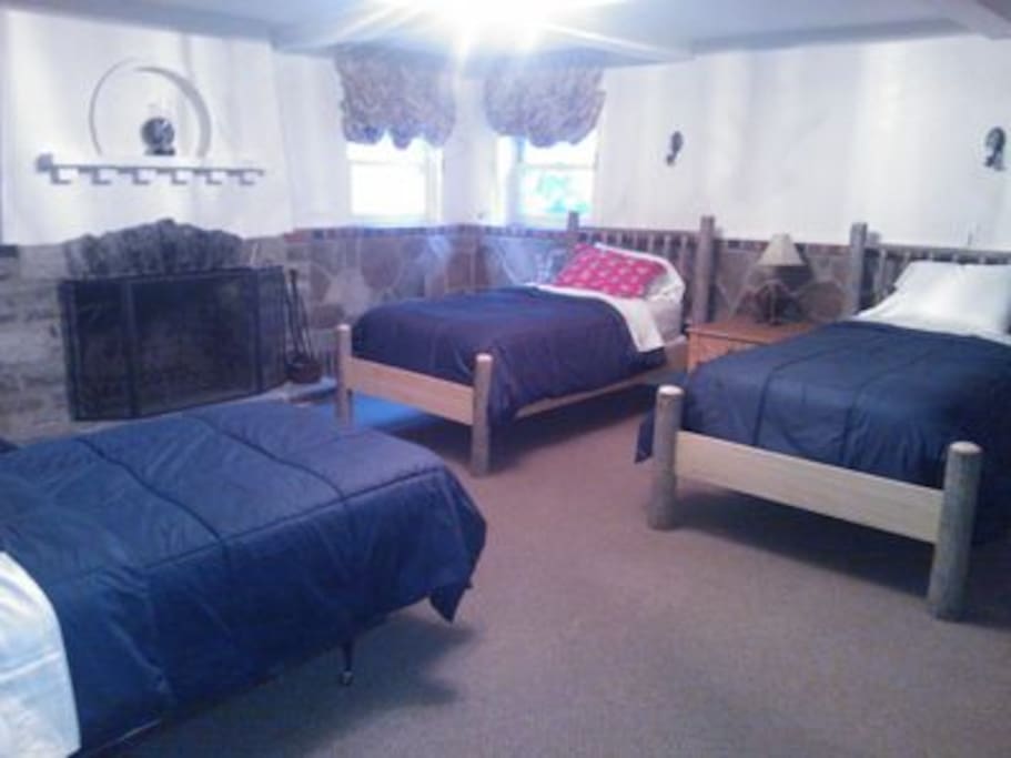 Guest room with 4 twin beds