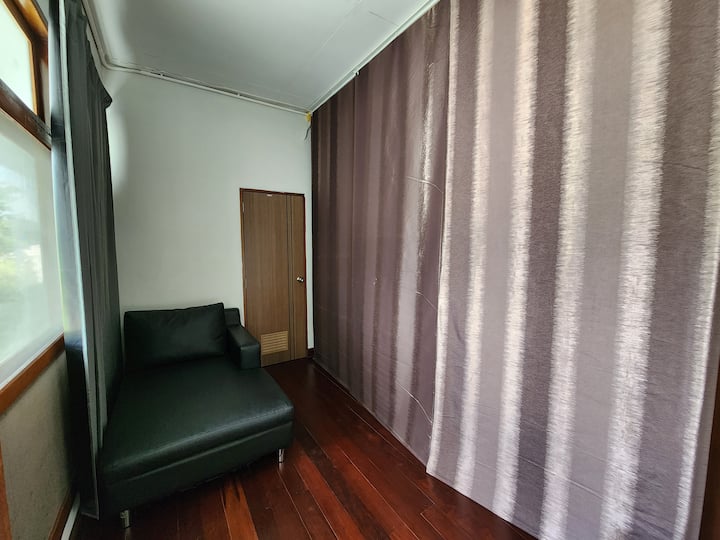 Kjo është zona jashtë dollapit të hyrjes, të cilën po e quajmë dhoma e dytë e ndenjjes. Kjo është dera e banjës kryesore.