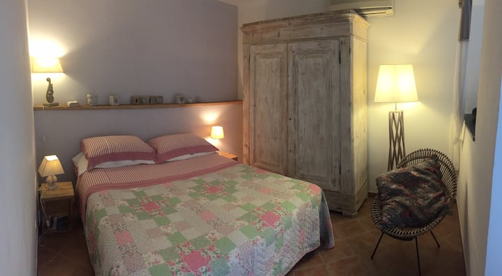 izba s posteľou alebo samostatnými posteľami 