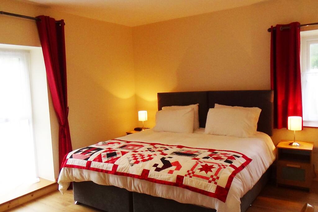 Double bed or two singles possibility in the Dara bedroom. (en Suite)