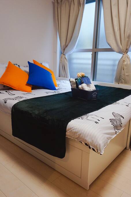 Yaya's bed is a new 160x200 double bed! Latex mattress gives you a wonderful night!
yaya家的床是全新的160X200超大双人舒适床!乳胶床垫给您一个美妙的夜晚!