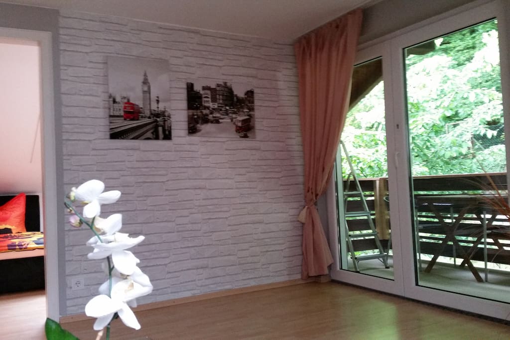 Wohnzimmer mit Zugang zum Balkon