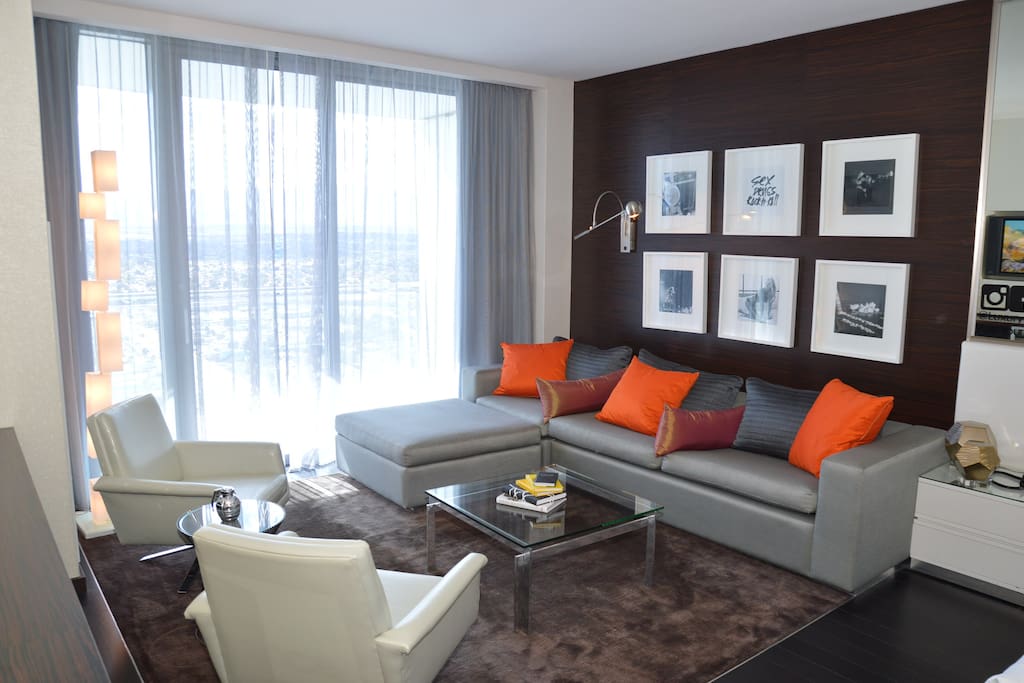Amazing Suite with Custom Art that you will not find in any other suite in this tower!