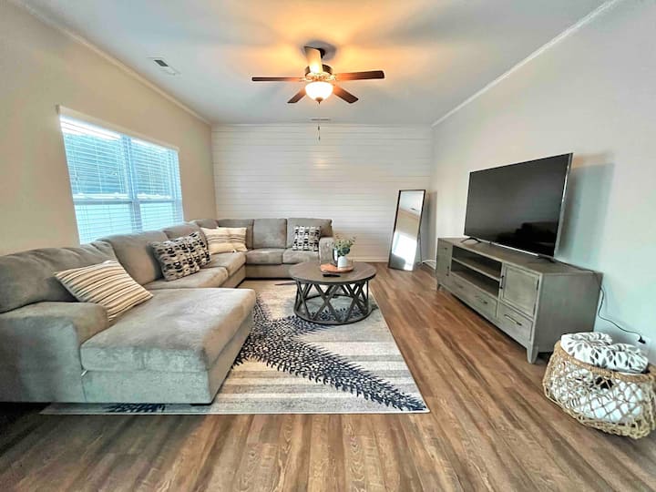 4br Family Beach House| 1 Block To Sand | Near Nob - ODU, Norfolk