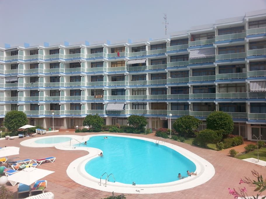 Edificio facciata esterna con piscina e zona prendisole