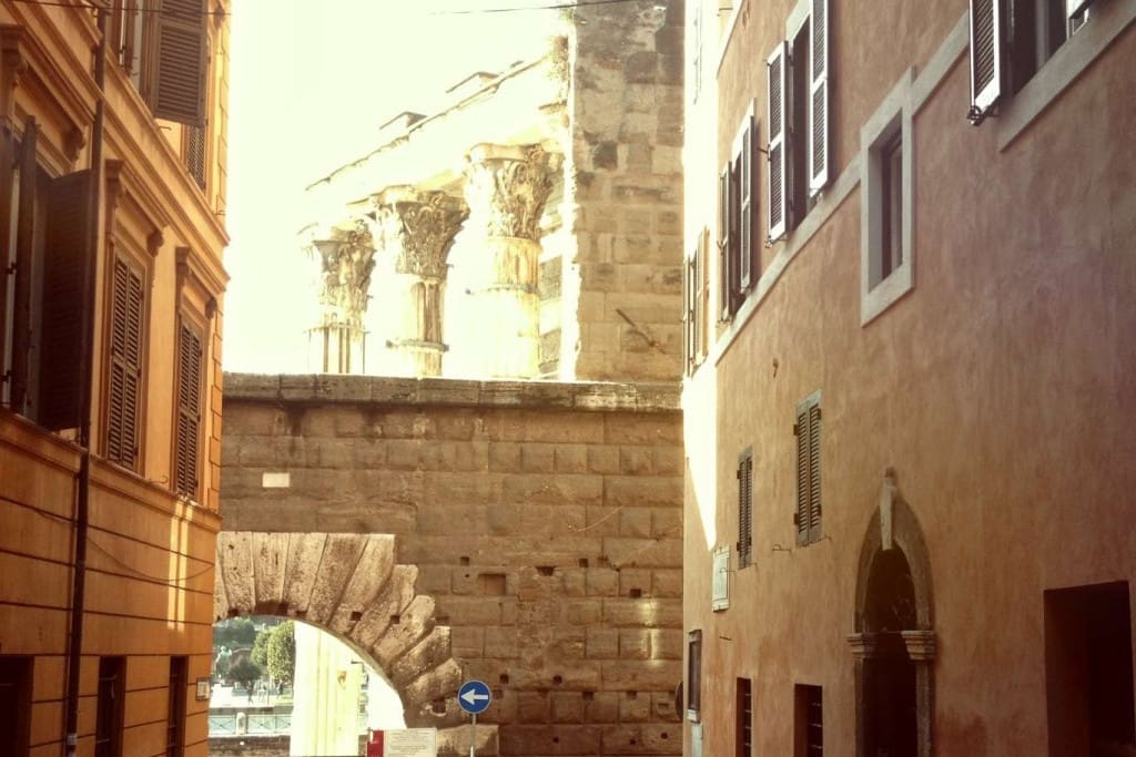 On the right, the building where Casa Iulia Lucretia is placed. Just in front of it the columns of Temple of Mars the Avenger.