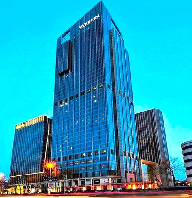 坐落在城市的最中心。1-21层是酒店,22-38层是公寓。