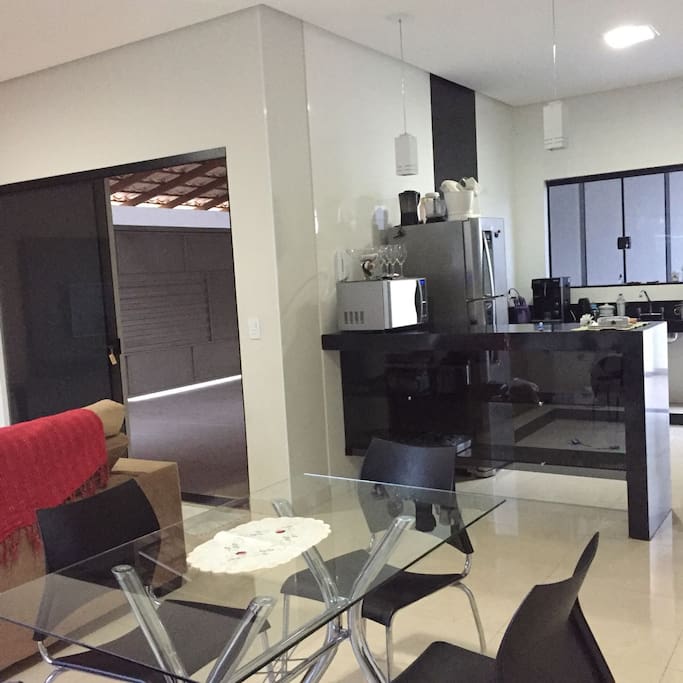 Sala conjugada com copa e cozinha