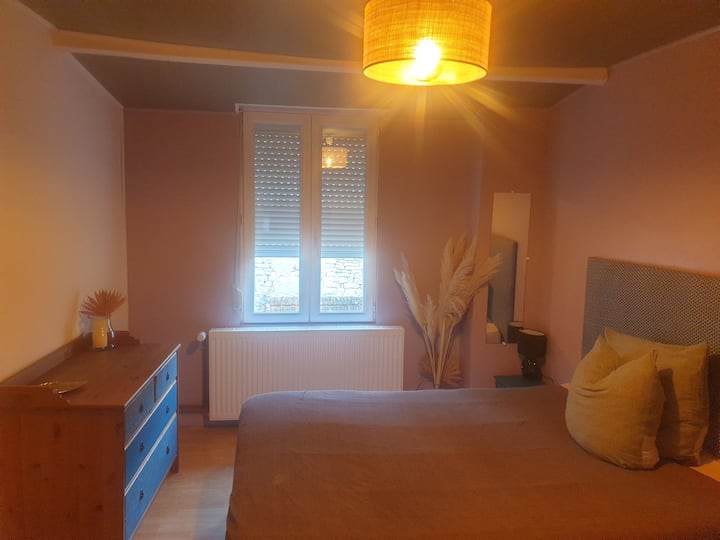 Chumba cha kulala kilicho na kitanda cha watu wawili kwenye ghorofa ya kwanza kilicho na alcove kwa eneo la mtoto.