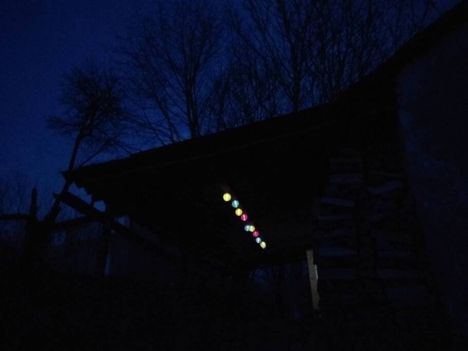 Веранда. Ночь.