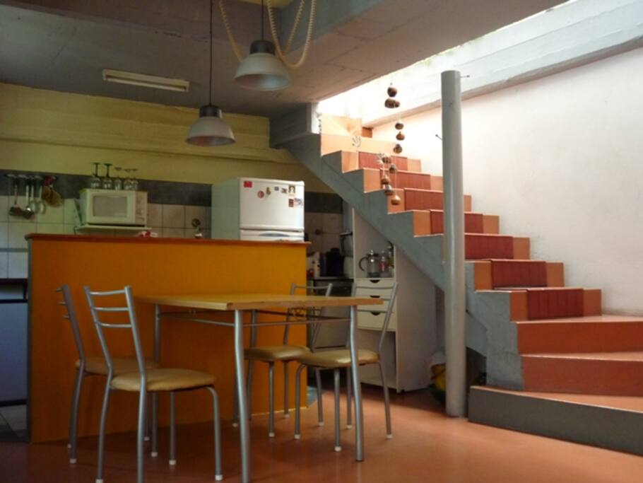 Vista de la zona de comedor y la escalera al baño y dormitorio