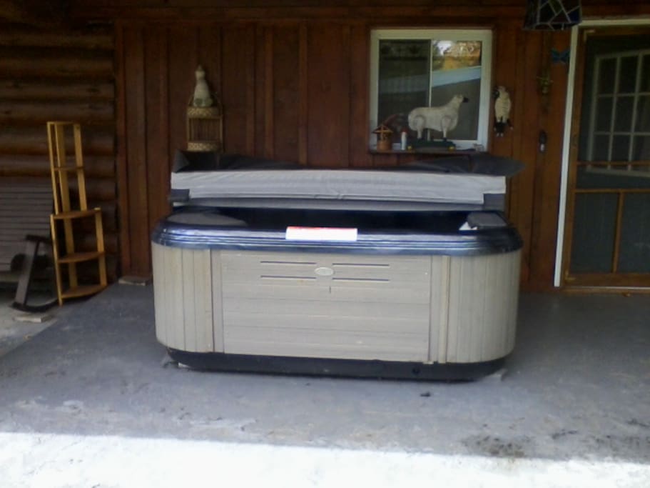 Outdoor hot tub that guests are welcome to use. Available all seasons.