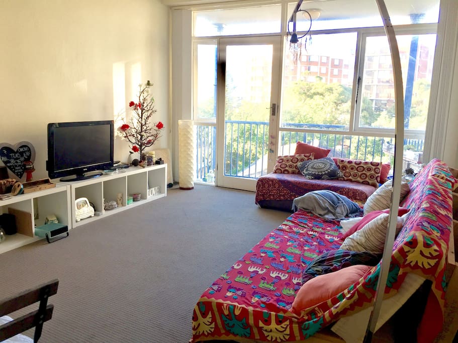 Sunny living room, with lots of day light, Netflix, wi-fi and Bondi ocean views