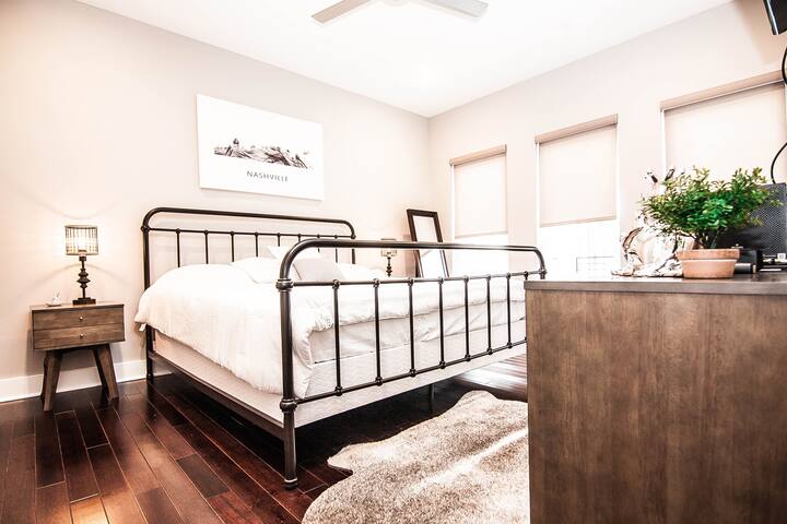 Modern 3 units 5min to DT, 2 Rooftops & Garage! gallery image 4