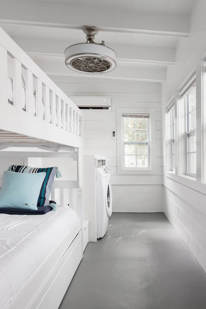 Questo è il tipo di stanza con letti a castello che avrei voluto avere da bambino.