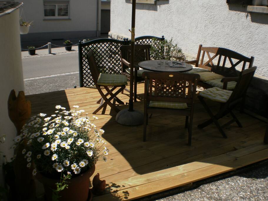 der Freisitz am Haus
bietet die Möglichkeit zum Grillen