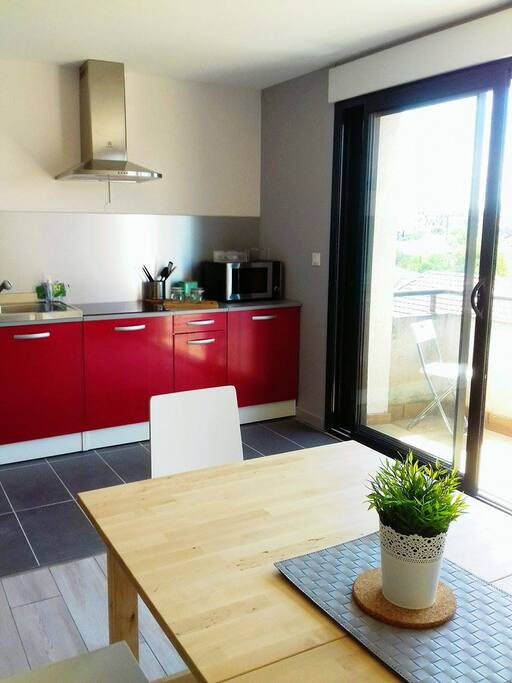 La table peut accueillir jusqu'à 5 couverts