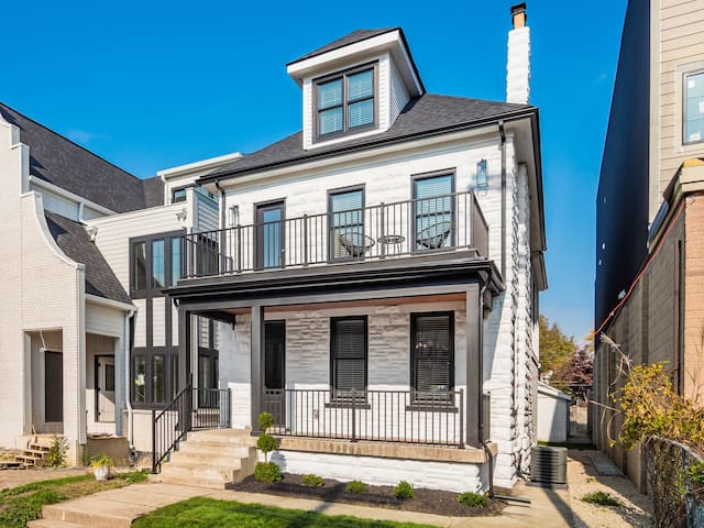 New Luxe Reno W/Hot Tub & Roof Top Terrace!