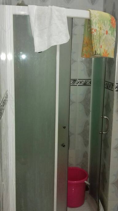 Salle de bain avec tout équipements