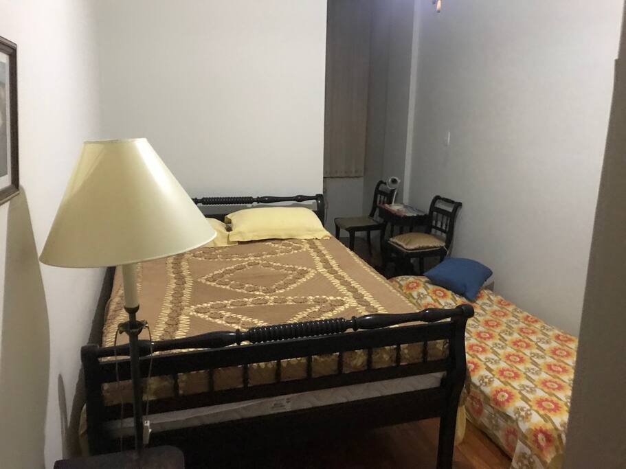 Quarto principal .. abajur, cama casal e espaço para colchão, com ventilador de teto