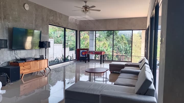 Всичко това в една зона за развлечения, където можете да се насладите на Netflix, караоке комплект, wii, PS4, ъгли на книги и игри на закрито. Всичко, от което се нуждаете, е тук! Имаме  джаги, карамбол, карти, шахматни игри и пинг - понг. Можете също да играете стрелба с лък, бадминтон навън.