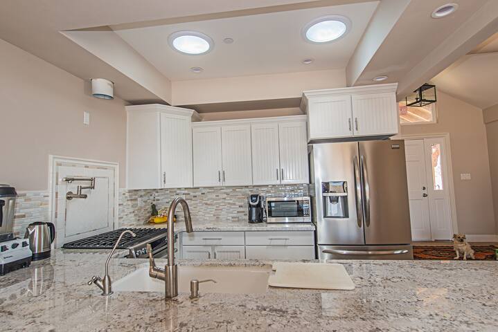 Private Gated Ranch on 5 Acres, modern and secure gallery image 5