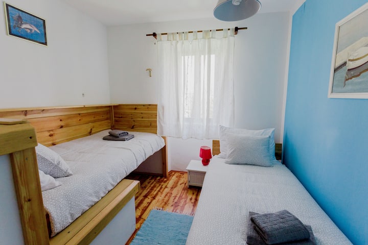 Dhoma e vogël me dy krevate tekë të veçantë