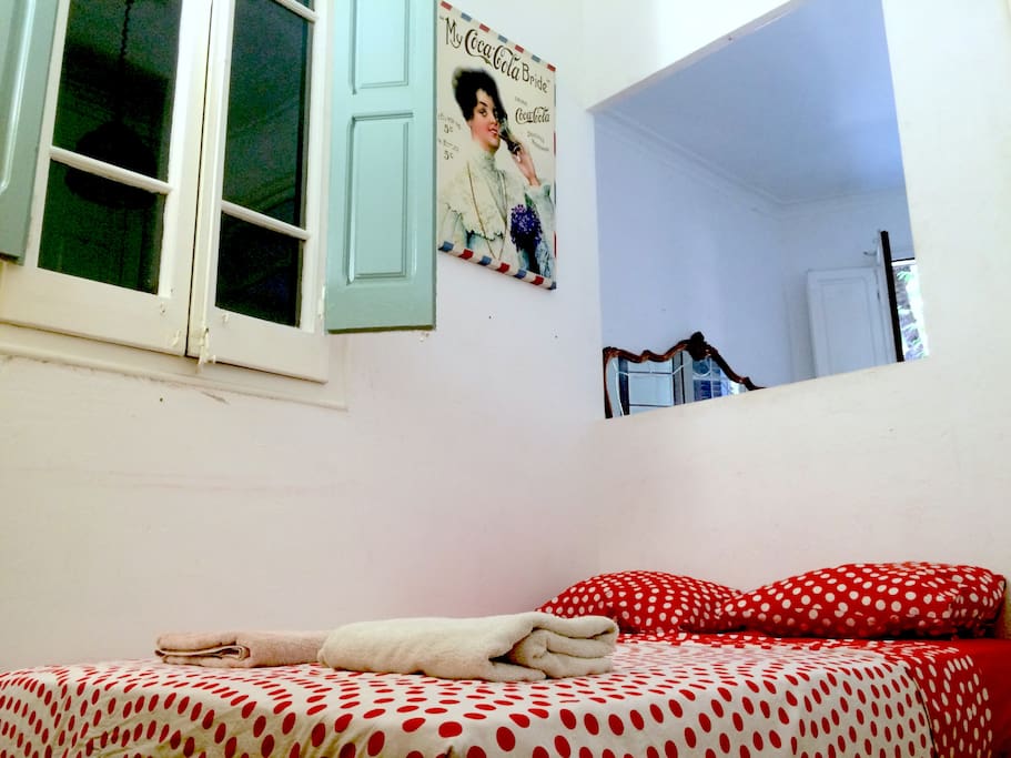 la habitación extra con colchón súper confortable junto al salón