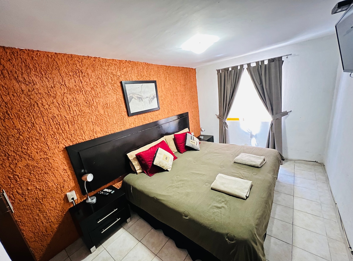 Spálňa 1 manželská posteľ King + kúpeľňa s toaletou na prízemí. 