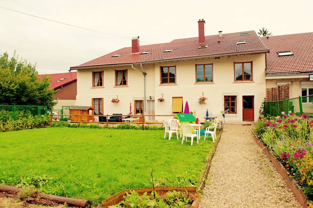 Jardin clos en commun appartement au 1er étage à gauche en regardant