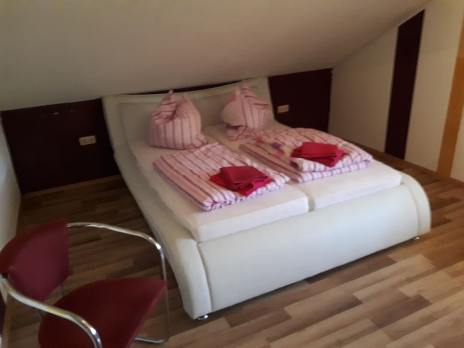 Schlafzimmer 1 mit Doppelbett