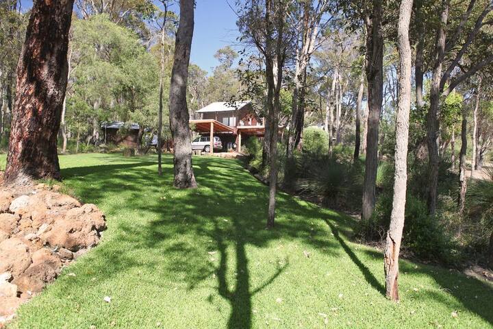 Rivendell Lodge located in a beautiful vineyard gallery image 2