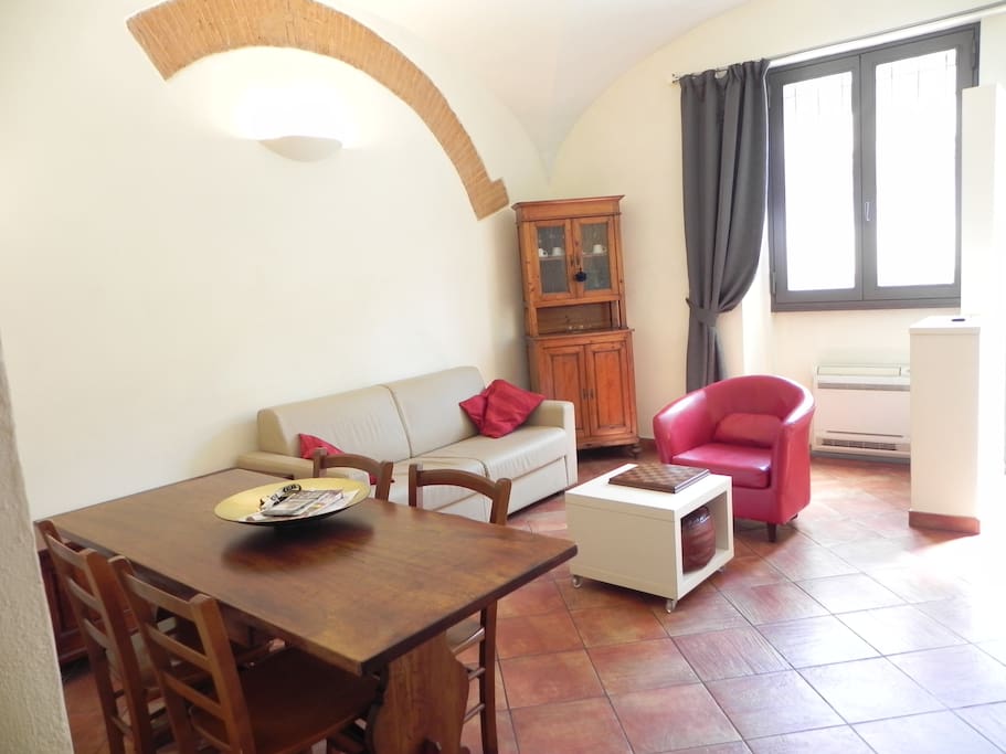 TAVOLO IN NOCE MASSELLO 6 POSTI COMODI