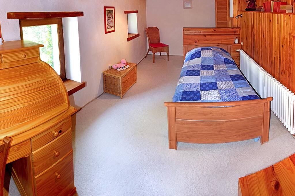 la chambre au niveau supérieur avec dressing