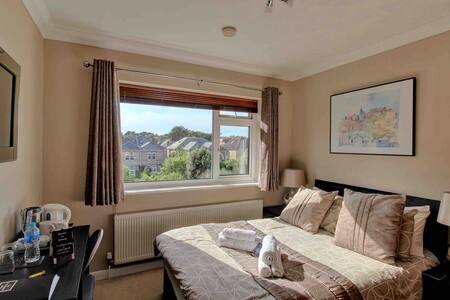 QUIET DBL BEDROOM B&B, PVT BATHROOM -BEST LOCATION