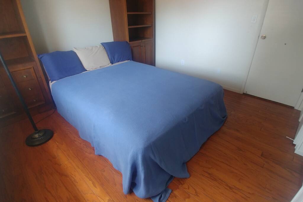 Mahogany Room: Comfy double bed room