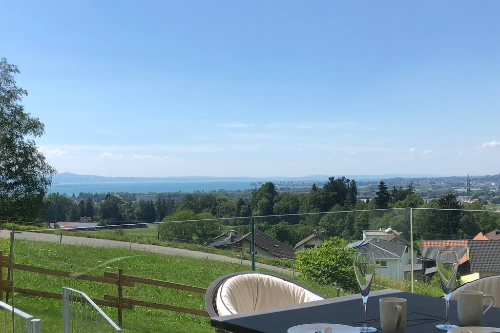 Großzügige Loggia mit Blick auf den Bodensee