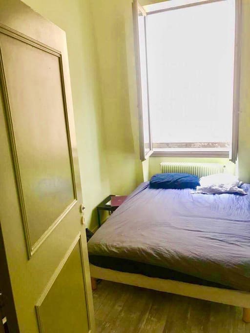 Petite chambre avec un lit double