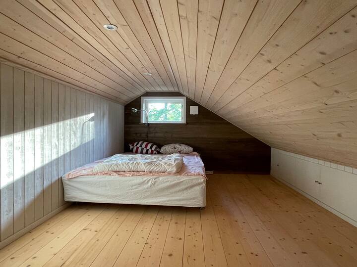 Roshani yenye kitanda cha sentimita 140. Umbali wa paa ni karibu sentimita 150 kutoka sakafuni. 