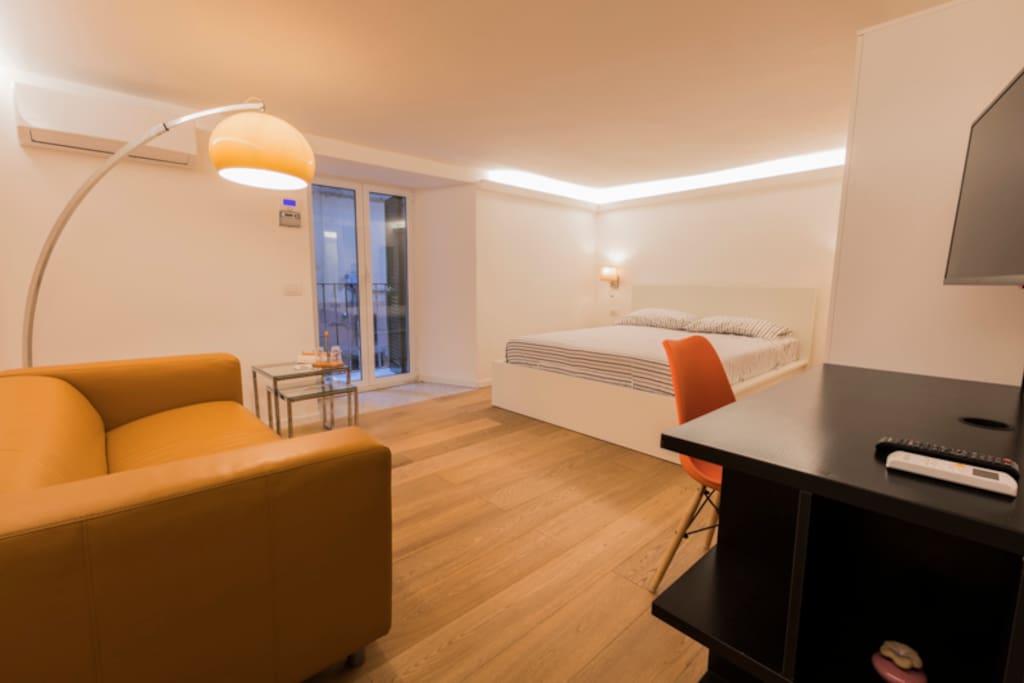 Zona soggiorno e letto vista da zona ingresso - cucina _Casa Fabrizio, Gradoni di Chiaia - Napoli