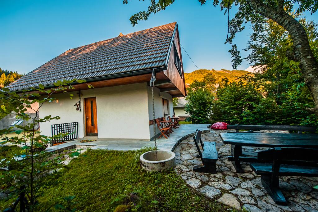 Dedkova hiša / Grandpa's house (patio, garden view)