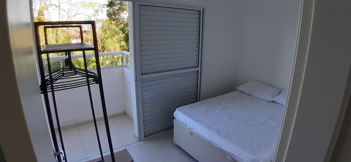 נוף לחדר השינה עם מיטה זוגית. מזרן וכריות עם כיסויי מגן.