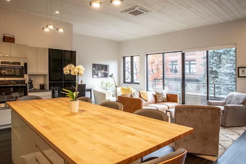 Baker Street Central -  Balcony with  Street View