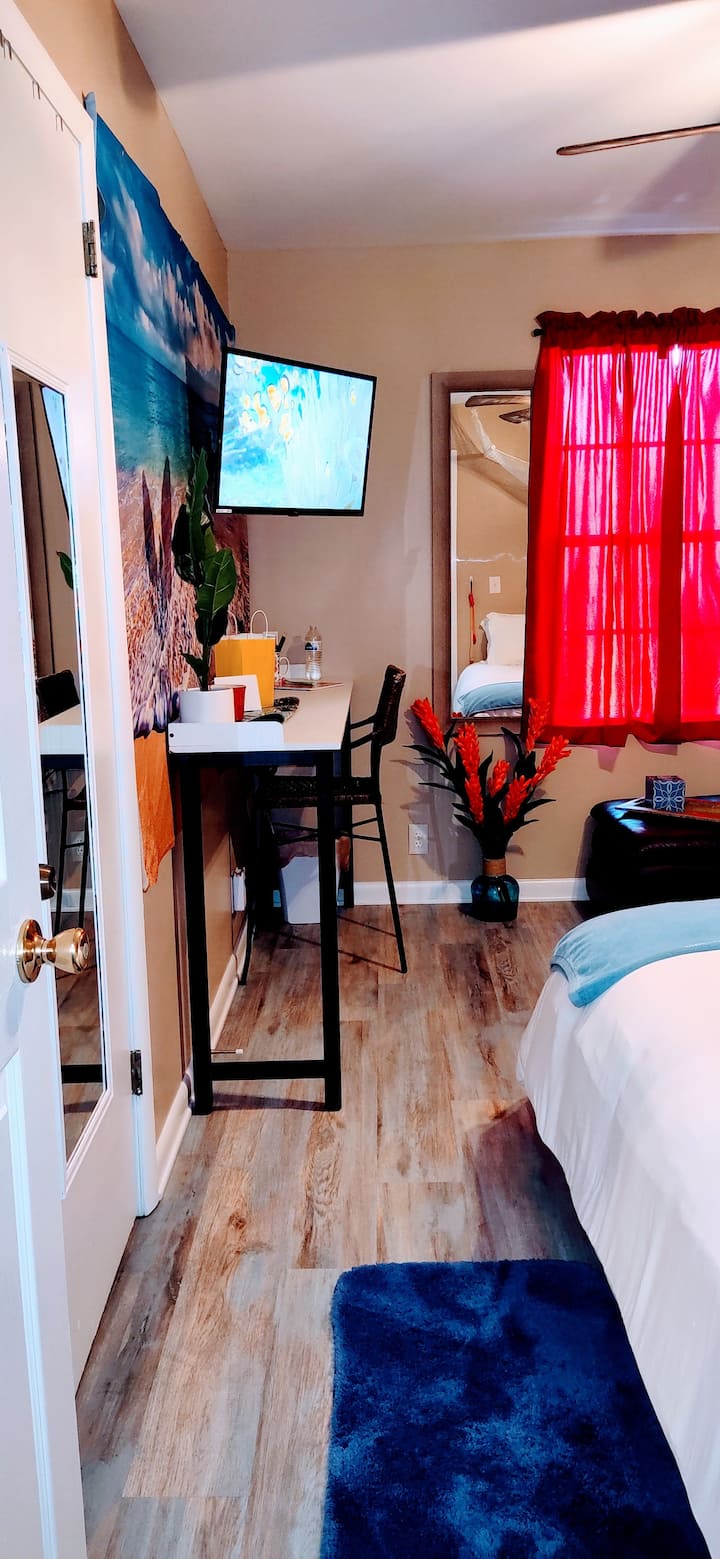 ka një tavolinë në çdo dhomë