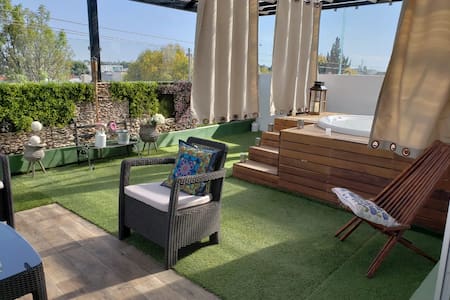 habitación privada con terraza y jacuzzi