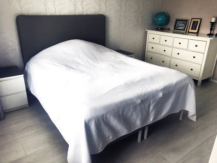 Bedroom with 160cm bed