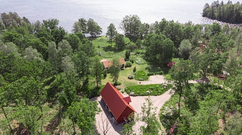 Popular Airbnb listing: Lake house, middle of nature w. 270° shoreline in Värnamo
